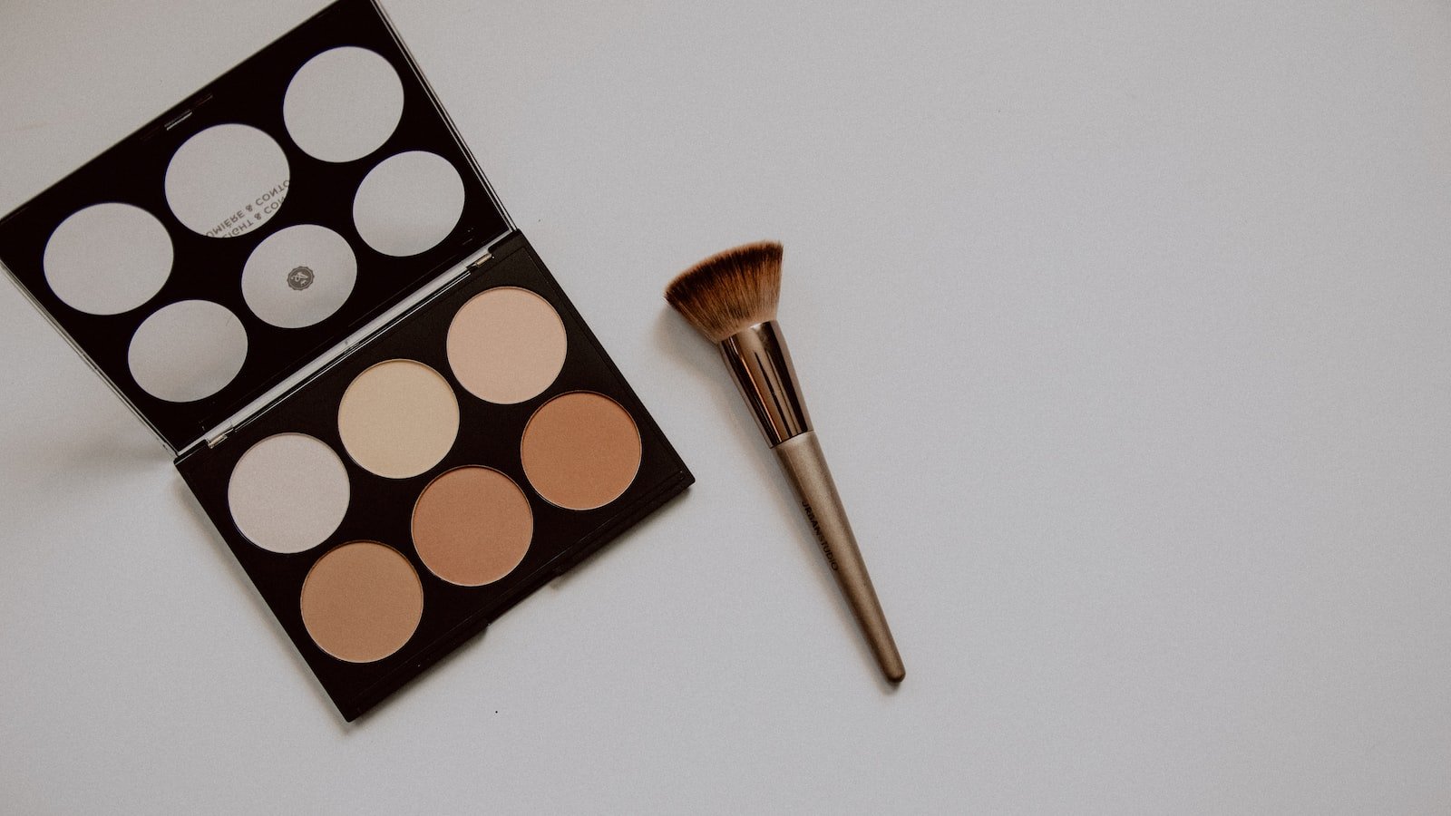 2. Choosing the Right Products: A Guide to Finding the Perfect Contouring and Highlighting Tools